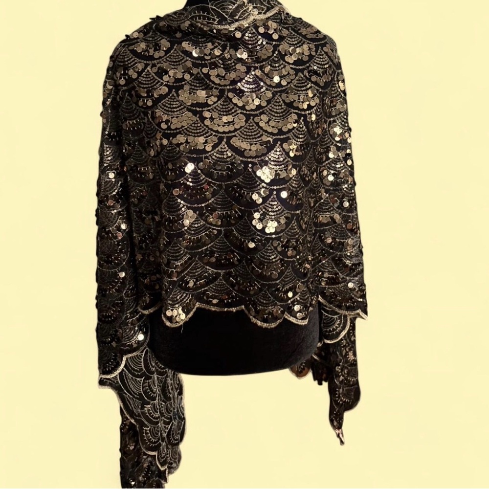 Betsey Johnson black Sequined Scallop Shawl Wrap Excellent condition